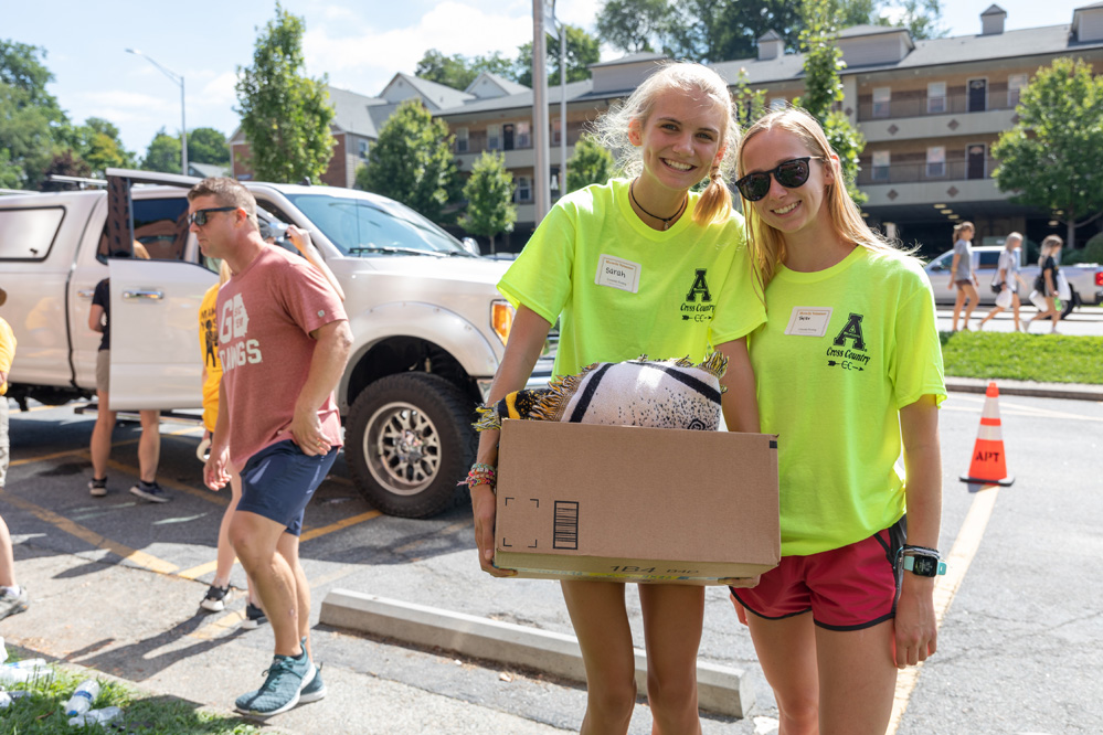 More than 800 volunteers assist with movein at App State Appalachian