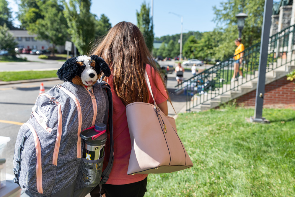 More than 800 volunteers assist with movein at App State Appalachian