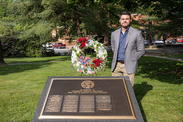 Marine Corps veteran Dr. Seth Grooms lays wreath for App State’s Memorial Day commemoration